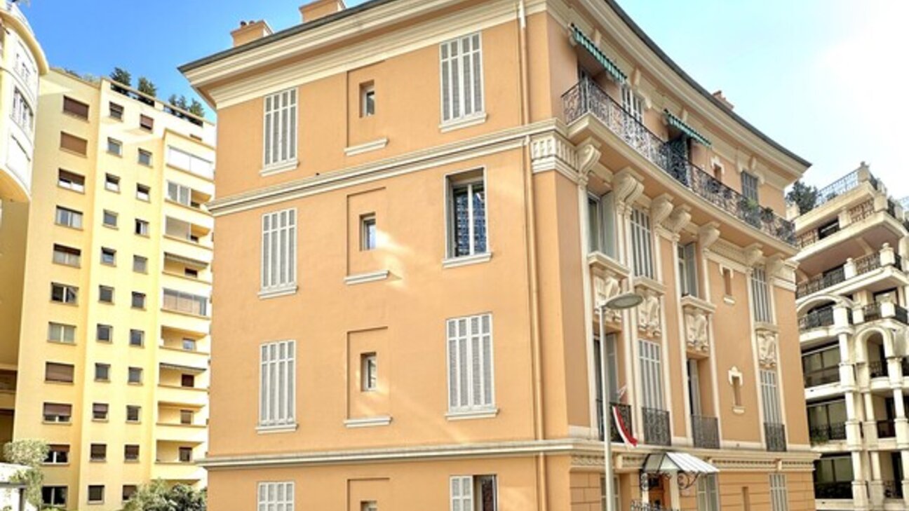 LARVOTTO - 2 rooms apartment FULLY RENOVATED - furnished and decorated - 10 / 10