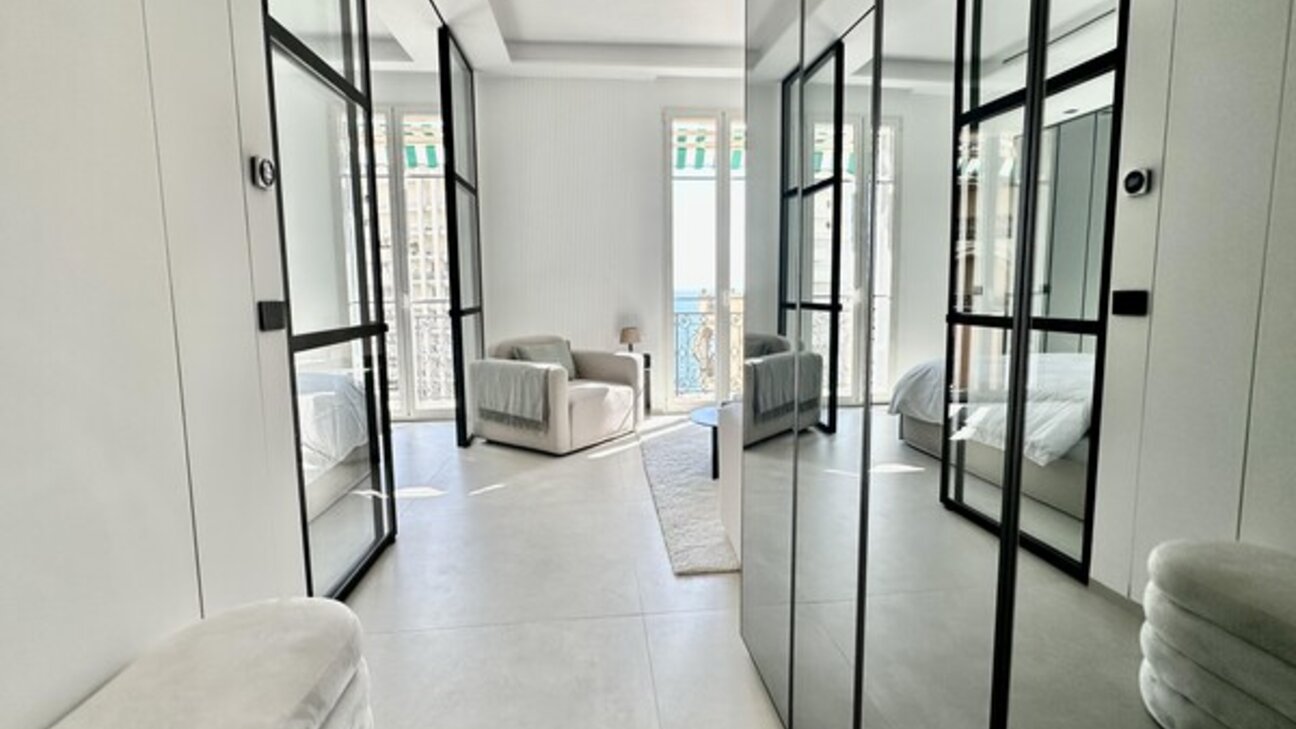 LARVOTTO - 2 rooms apartment FULLY RENOVATED - furnished and decorated - 5 / 10