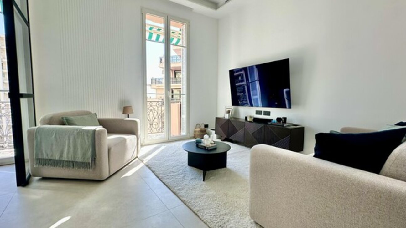 LARVOTTO - 2 rooms apartment FULLY RENOVATED - furnished and decorated - 2 / 10