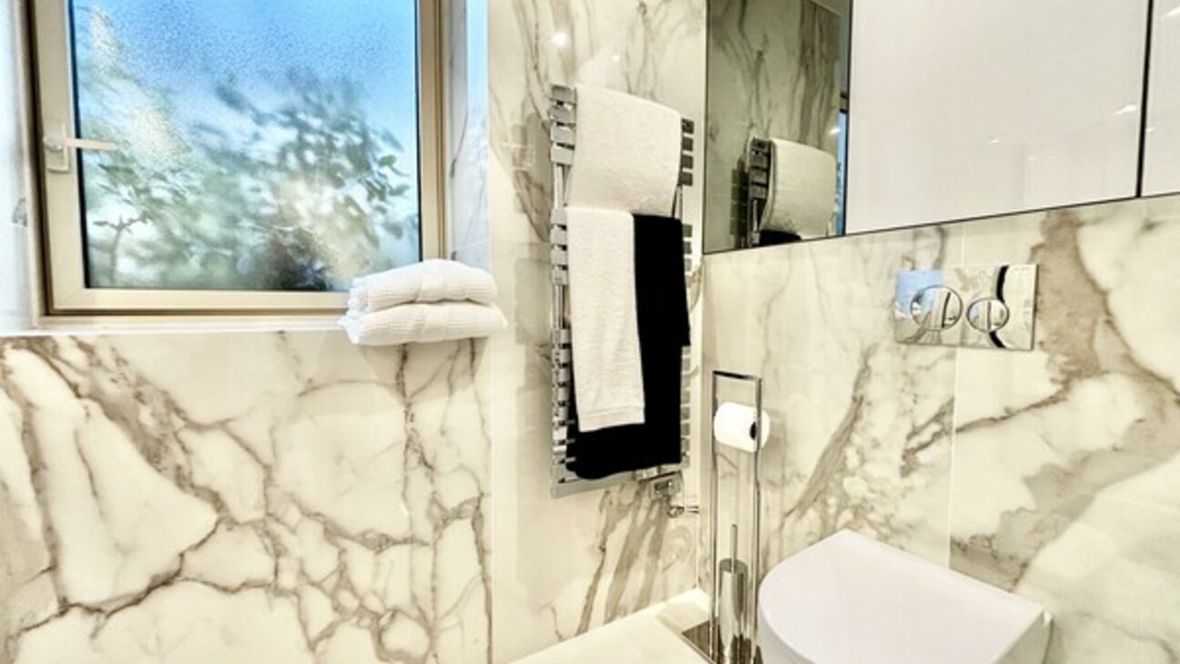 A renovated apartment in the Saint Roman district - 14 / 16