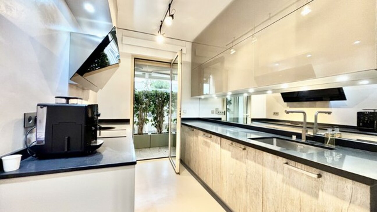 A renovated apartment in the Saint Roman district - 5 / 16