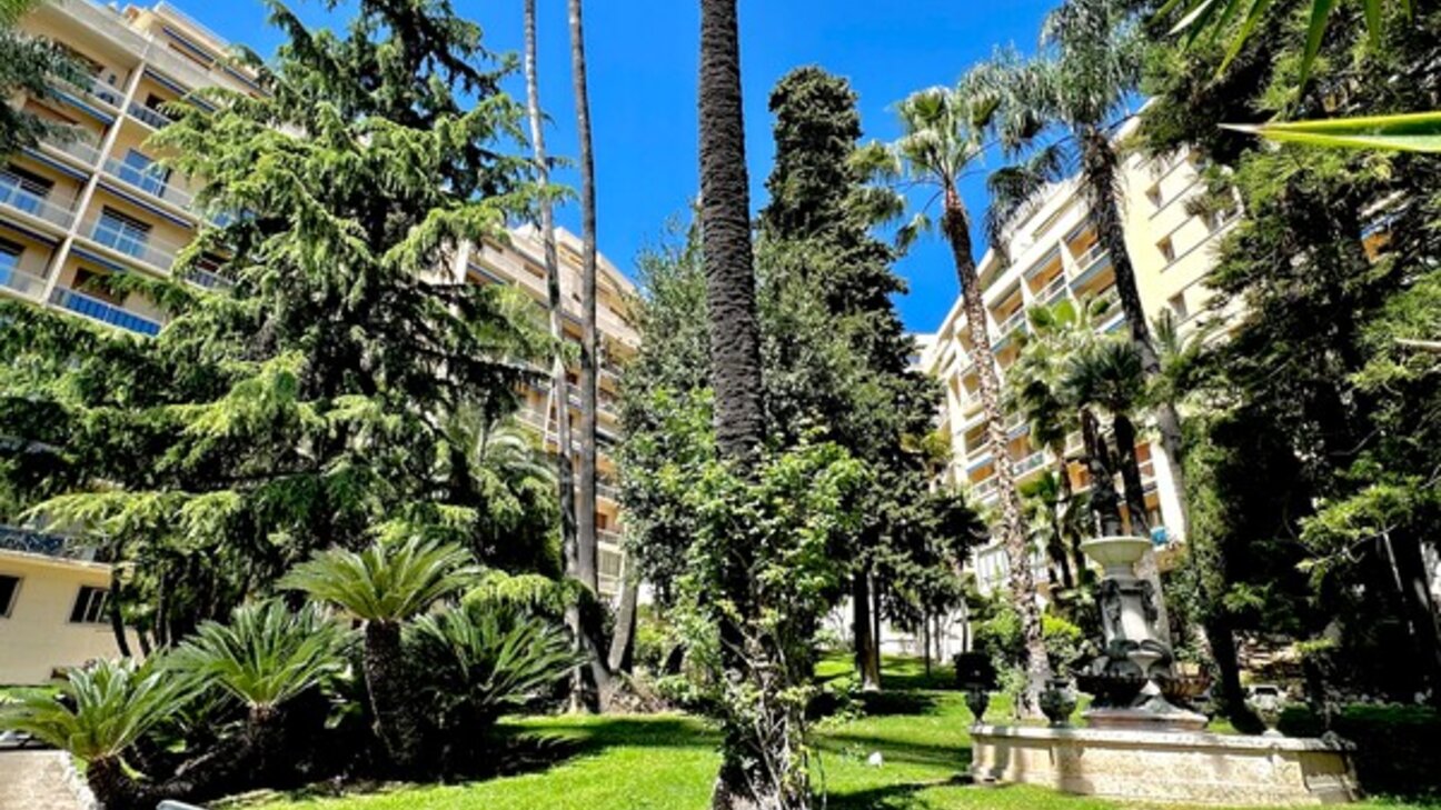 MONTE-CARLO - Roqueville - 2 Pièces rénové et meublé - USAGE MIXTE - 13 / 14