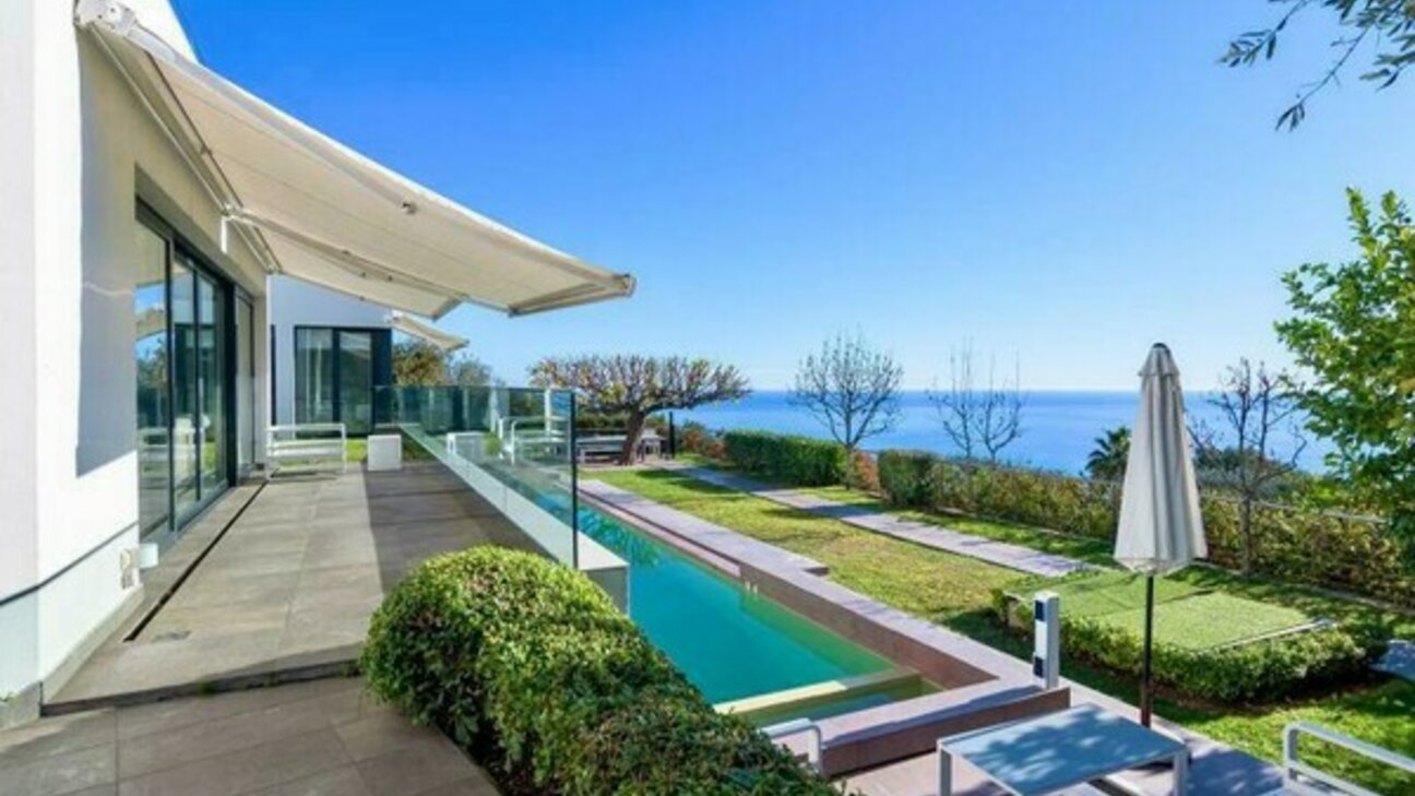 Elegant 350 m² Villa with Panoramic Sea View and Pool - 2 / 11