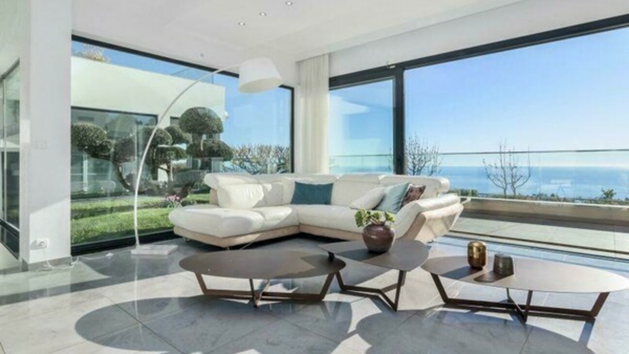 Elegant 350 m² Villa with Panoramic Sea View and Pool - 10 / 11